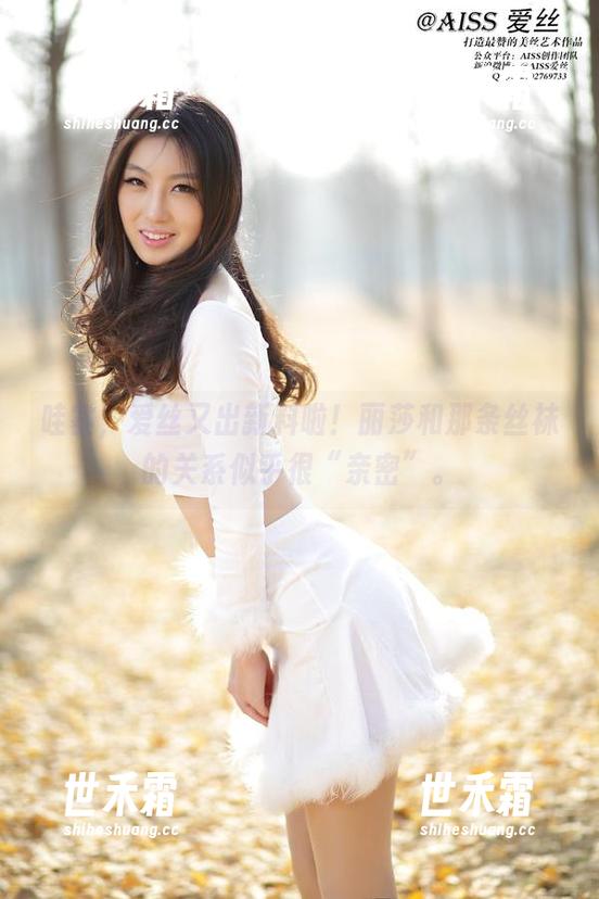 哇塞，爱丝又出新料啦！丽莎和那条丝袜的关系似乎很“亲密”。