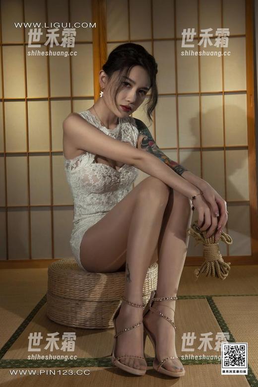 Ligui丽柜 - 兔子的作品一如既往的出彩，灰丝女秘，许个愿吧，能不能出个壁纸版本？