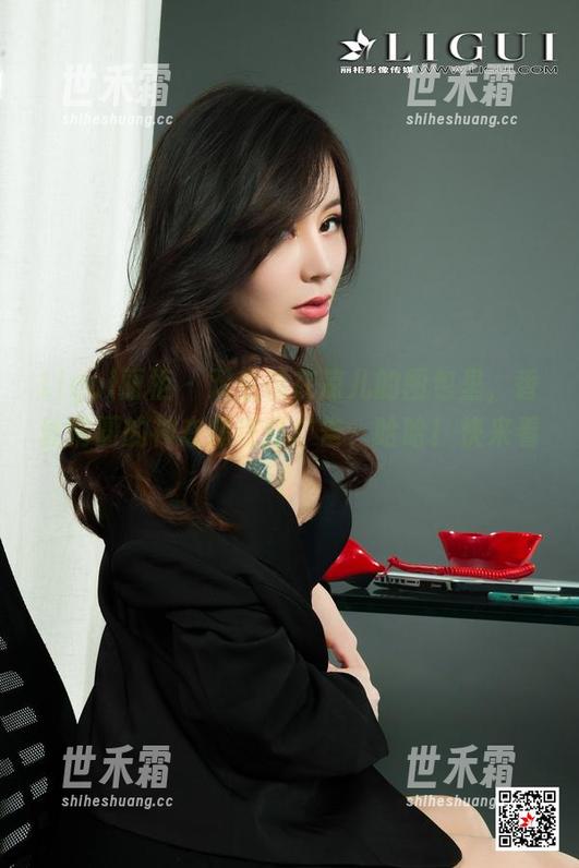 Ligui丽柜-凉儿 Ligui丽柜 - 双生花在凉儿的图包里,香丝情圆的神态像在打广告,哈哈!快来看!
