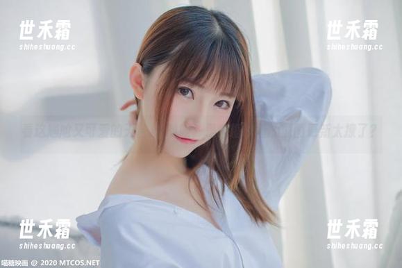 看这尴尬又可爱的天台JK制服，是喵糖映画的原图更新太撩了？