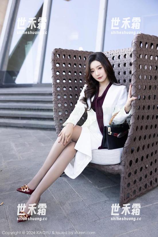 XIAOYU语画界 - 波巧酱携美图来袭——海边浪花里冲浪的写真时刻！