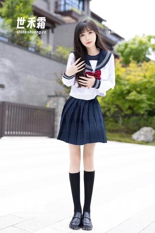 XIAOYU语画界 - 看吧，王馨瑶yanni穿吊带，无意间成了高街走秀照的主角，别说，我还挺期待的。