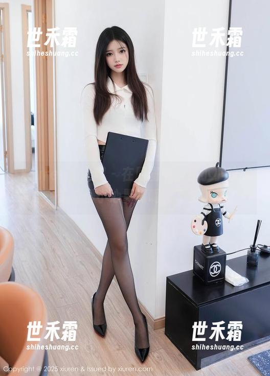 Xiuren秀人网 - 在原图中，吴小小的高跟鞋，走路得小心翼翼啊，不然就趣了！
