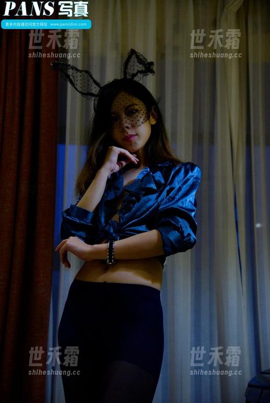 pans - 饭团的短裙写真：谁还在意吃饭，先看美女！