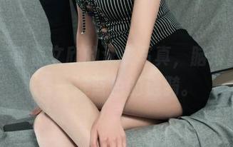 丽柜 – 看着文欣的泳衣写真，脑海里乱串着一堆蓝色的涟漪。