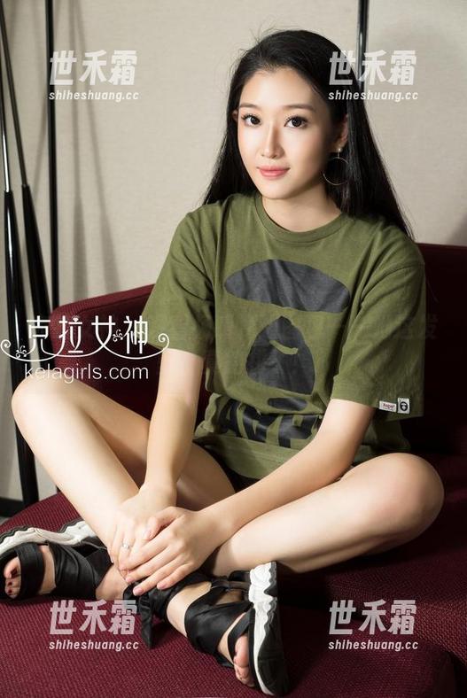 克拉女神 - 观看杨暖海边图包——她这发型，真的拼了！
