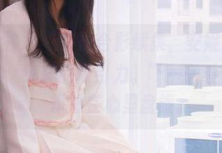 初夏女神 – “姐妹合影续集,安妮她们的极简风:纯粹的吸引力。”——看似普通,却总在心里盘旋。