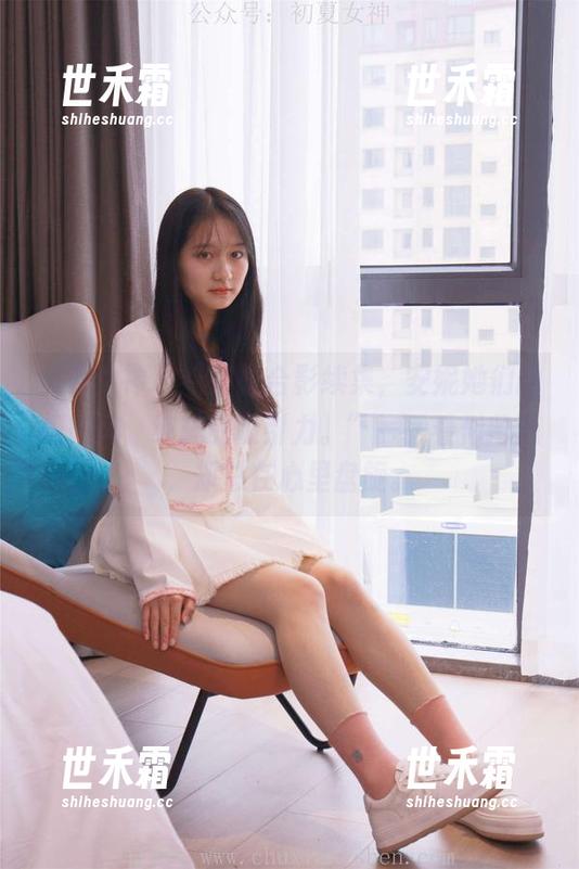 初夏女神-安妮 初夏女神 - “姐妹合影续集,安妮她们的极简风:纯粹的吸引力。”——看似普通,却总在心里盘旋。