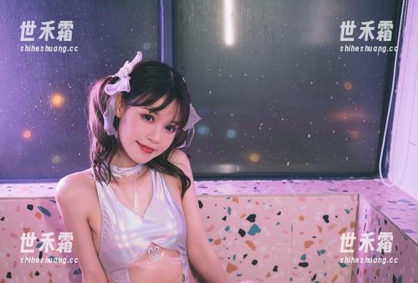 一组千反田鹿子的全套作品，双人之间的小动作，隐隐透出一种默契。