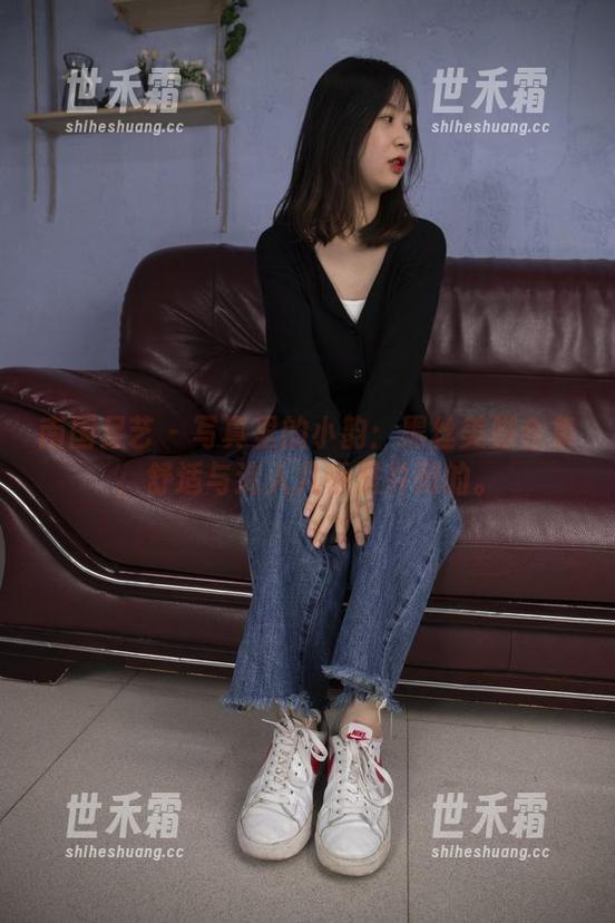 南国足艺-小韵 南国足艺 - 写真里的小韵:黑丝美脚合集,舒适与迷人几乎是并列的。