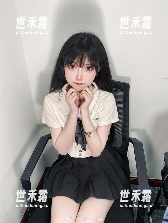 看呐！大肉丸Amiee的制服合集，保证让你眼前一亮！