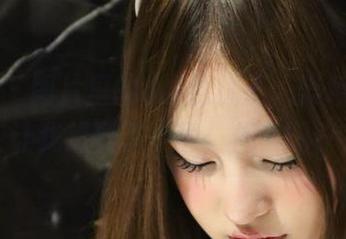 微密圈 – 图片里的小u优优子,黑色的边缘让我想到了…呃,什么呢?