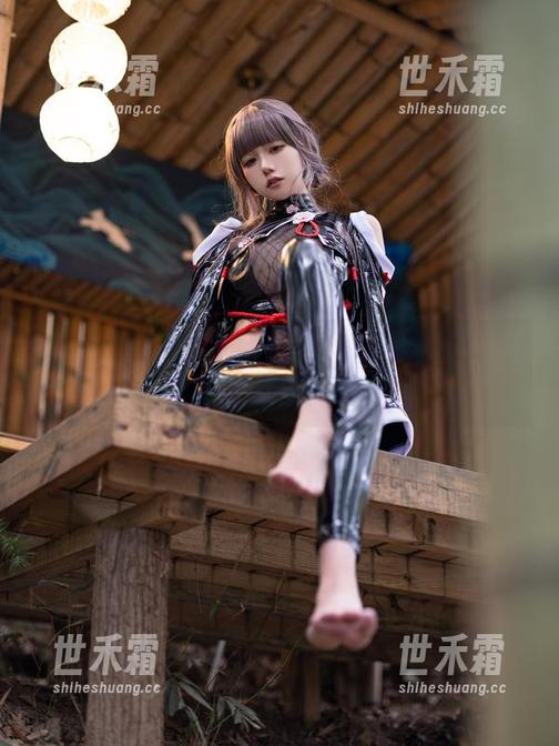 小仓千代w最新美图：碧蓝航线大凤礼服，这身材是得多吃冰淇淋才能练出来的？