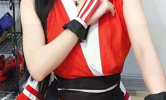 小女巫露娜在镭射紫的背景下:绝美的图案,咦,穿越了吗?