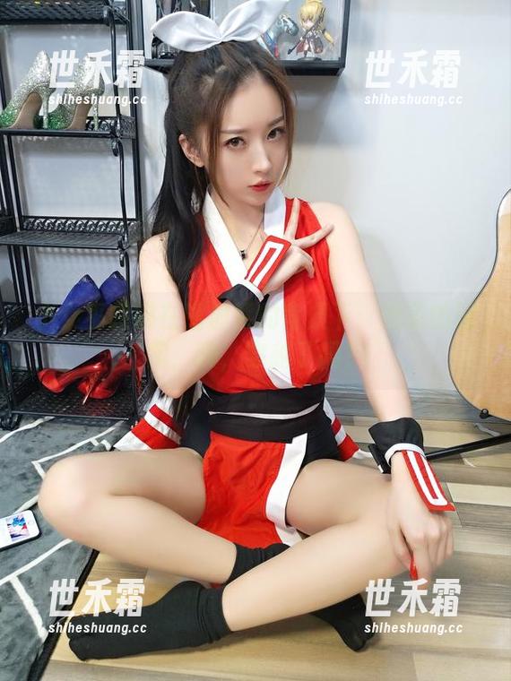 小女巫露娜在镭射紫的背景下：绝美的图案，咦，穿越了吗？