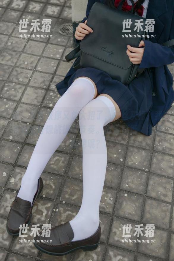 喵，少女秩序又放大招了，白丝灰裙，我的心脏好像跳错了节奏。高清壁纸，谁能拒绝呢？