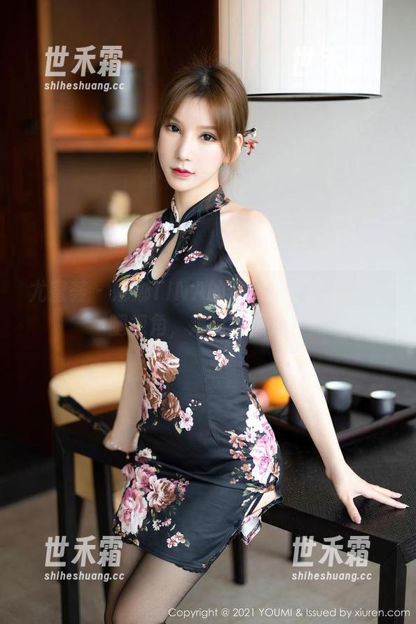 尤蜜荟 - 娜娜TINA的作品，不常见的美腿视角，难道是魔法？