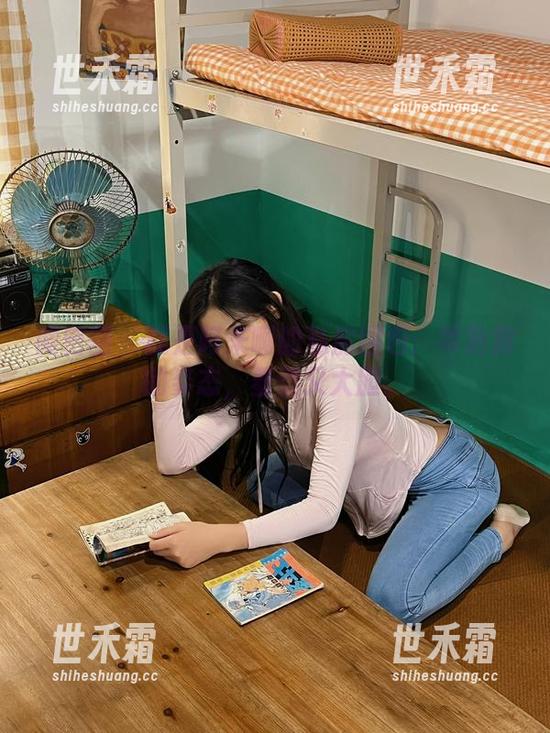 就是阿朱啊 微密圈 - 就是阿朱啊的私房图包:乖狗狗的姿态,羞涩又大胆。