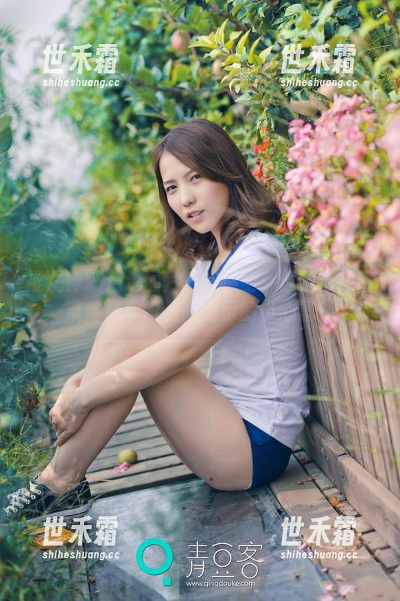 推女神 - 精选图片一应俱全：赵伊彤用吊带，举手投足间暗示的小心思！