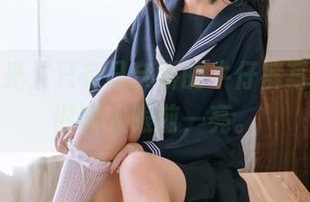 没有圣光，只有日奈娇的牛仔裤写真，依旧叫人眼前一亮。