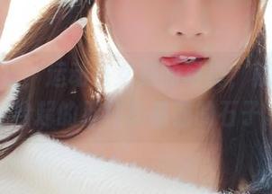 是依酱呀,运动系女孩的写真,就像跑步时捡起的那枚亮晶晶的石子。