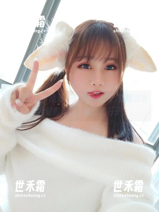 是依酱呀，运动系女孩的写真，就像跑步时捡起的那枚亮晶晶的石子。