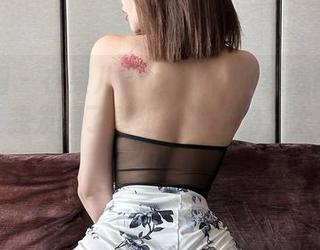 微密圈 – 在果儿Victoria的红底高跟写真里，我发现了壁纸的新套路，太有趣了！