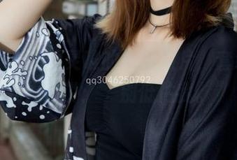 梦丝女神 – 看灵唯的私房照片，套装搭配就像在说：“别低估我。”