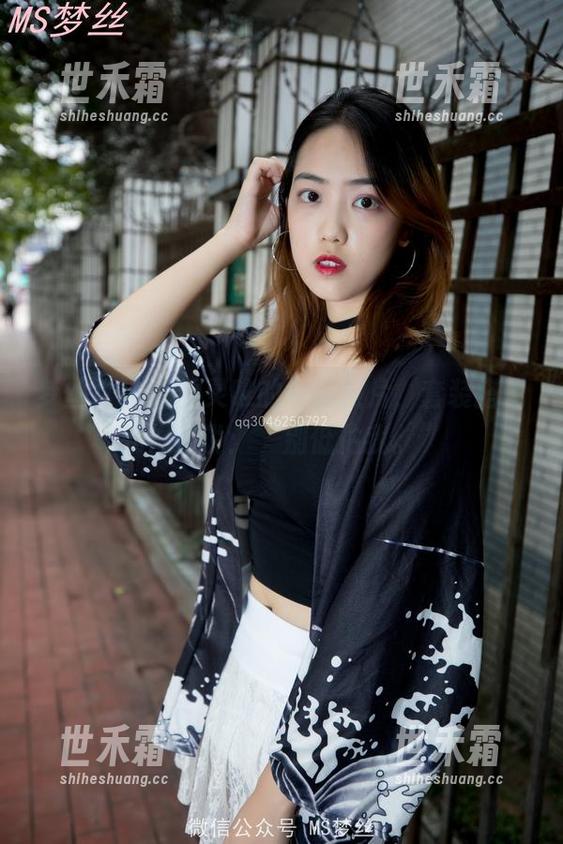 梦丝女神 - 看灵唯的私房照片，套装搭配就像在说：“别低估我。”