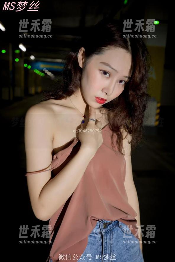 梦丝女神 - 高清写真，香萱穿短裙：这在哪里，是谁在施魔法？