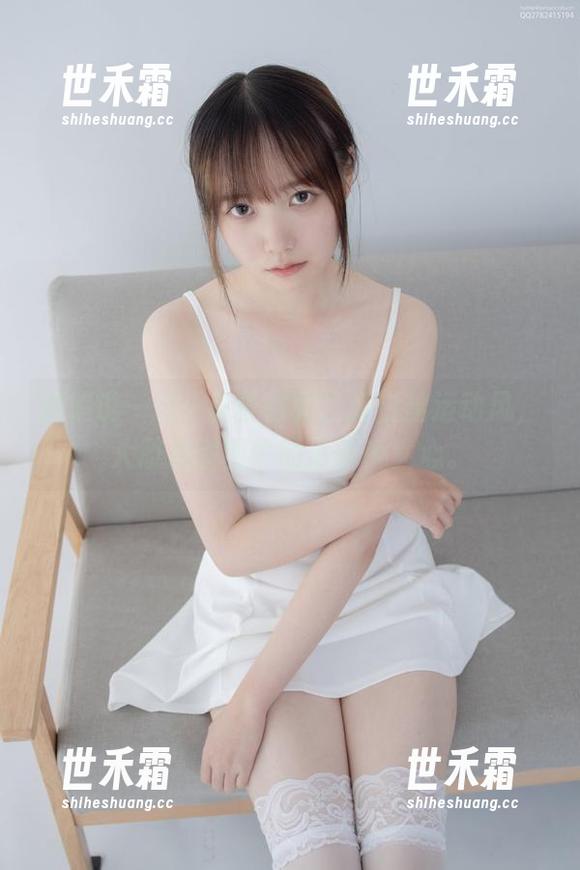 悄悄说一句，森萝财团这组白丝运动风，大概是原图中的清新少女心。