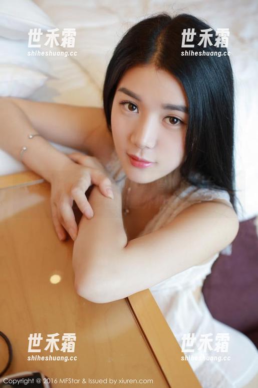 模范学院 - 徐微微mia机智地在天台：私拍与套图的意外组合？