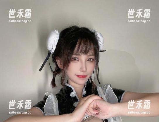 狐洛洛子的最新图包，裸足有种淡淡的氛围