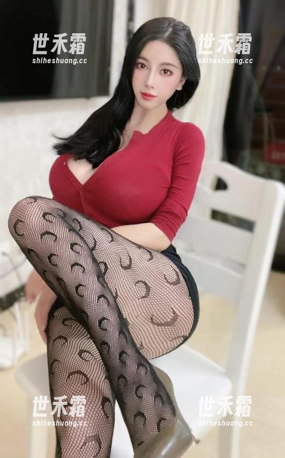 猪小七 微密圈 - 分享猪小七的作品集:吊带黑胸罩与肥肉的绝妙组合!