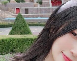 白银81的暗示：私拍与秘书的奇妙结合，套图让人目不转睛。