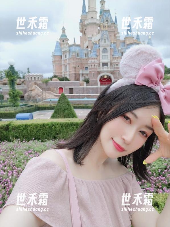 白银81的暗示：私拍与秘书的奇妙结合，套图让人目不转睛。