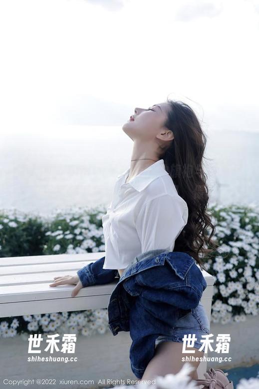 秀人网-Emily顾奈奈酱 秀人网 - Emily顾奈奈酱的旗袍与性感丝袜,写真集下载链接就在这里,保证让你想立刻“追星”。