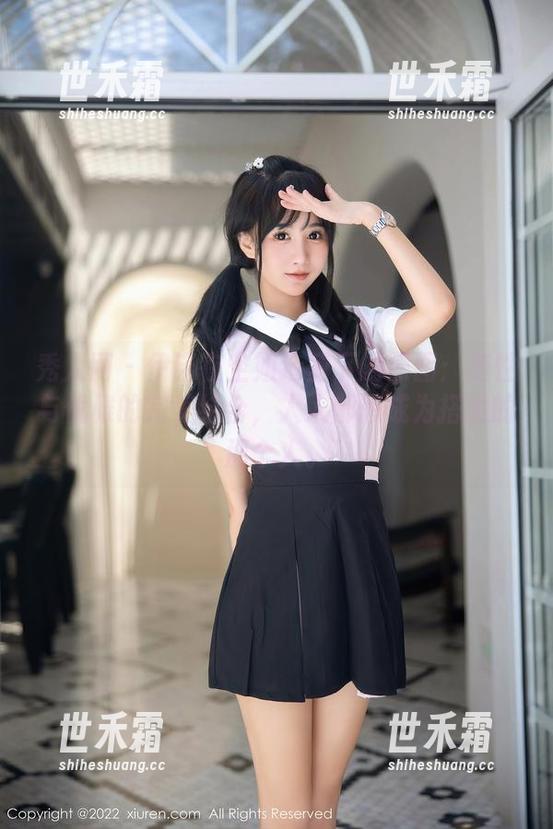 秀人网 - 伊诺在空姐造型下的原图：随性与优雅的完美结合，人人都想成为搭乘的那个人。