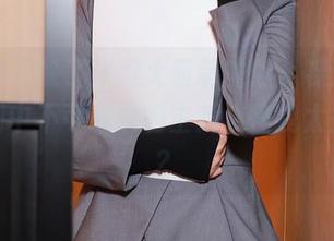 秀人网 – 除了米妮大萌萌的脸，裸足也是这套图中不可或缺的主角，怪我太关注了？