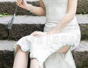 秀人网 – 原图找到了,糯美子MINIbabe在泳池:这水面下的想法真多。