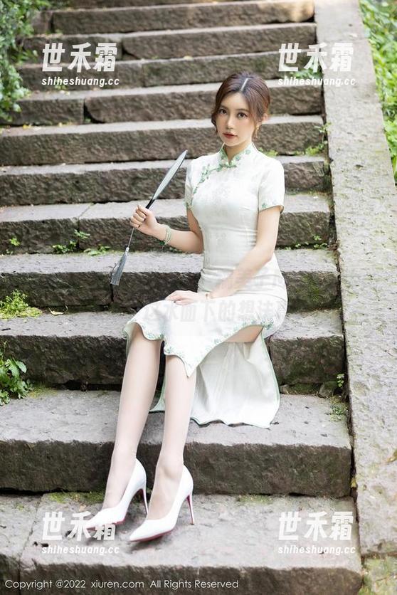 秀人网 - 原图找到了，糯美子MINIbabe在泳池：这水面下的想法真多。