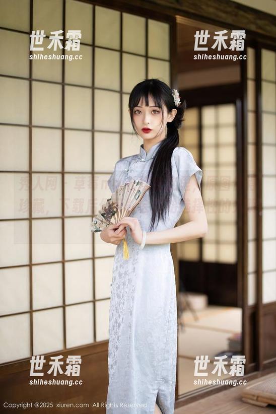 秀人网 - 草莓mm长腿在这里，原图值得珍藏，下载后你可能会开始选择性的失明！