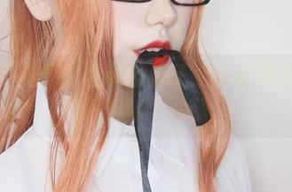 私拍时间到!看芋圆侑子如何优雅地驾驭围裙的每个角落。
