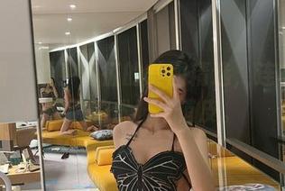 微密圈 – 看!葛征的美图精选,连衣裙跳舞时的优雅与俏皮。