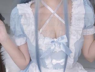 让高清档案来揭晓：蜜汁猫裘与魔女旗袍的故事，在套图中颇有几分不走寻常路的意思。
