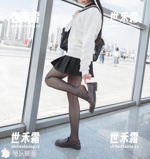 雪琪SAMA的原图，出乎意料的聪明秘书范！
