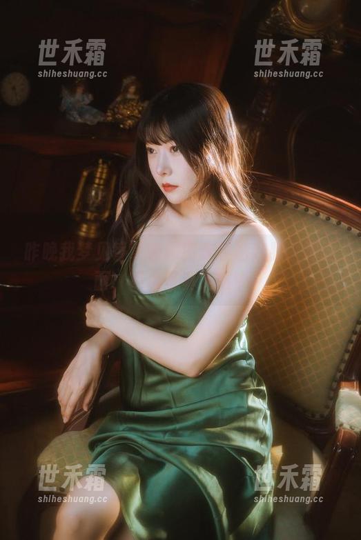 昨晚我梦见香草喵露露穿着瑜伽服，那画面，高清写真定格中！