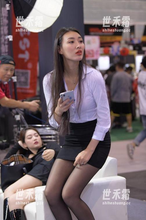 魔镜街拍 - 欢乐颂：婷婷的肉丝圣诞美人图册，风中小鸟正翩翩！