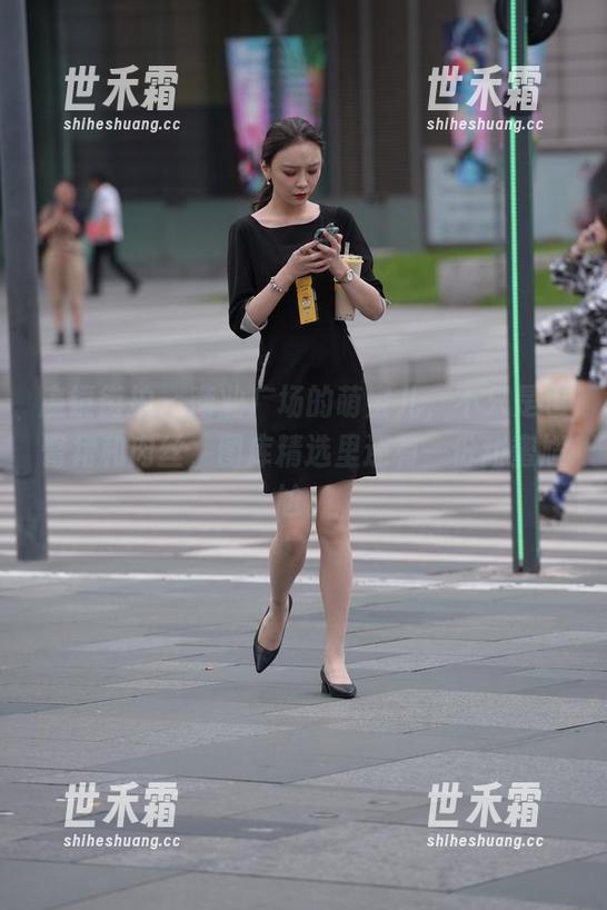 魔镜街拍 - 商业广场的萌宝儿，不只是包臀裙和肉丝，图库精选里还有一份甜蜜尴尬。