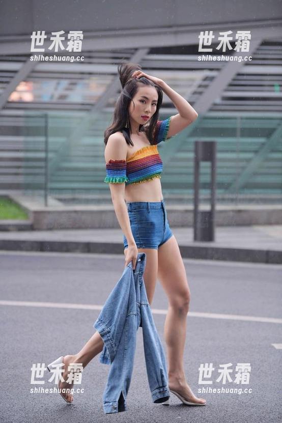 转身即是风景，魔镜街拍：程生街拍的天桥美女，原图总让我想多想一想